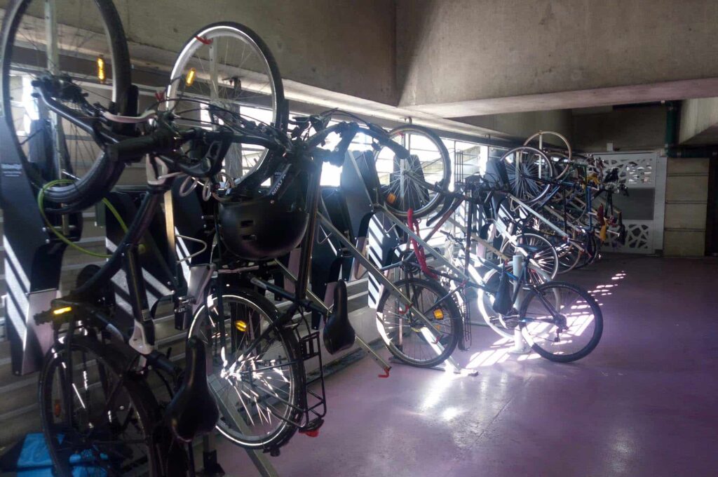 Fixation murale pour abri vélos / Support vélo vertical - Modèle Wheelylift