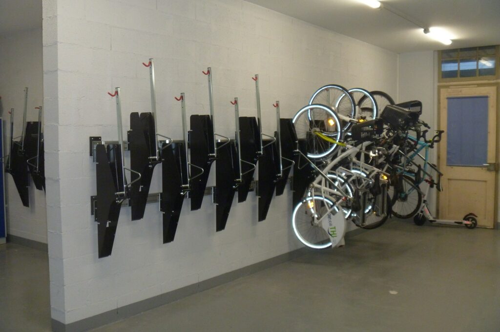 Fixation murale pour abri vélos / Support vélo vertical - Modèle Wheelylift - Vue 1