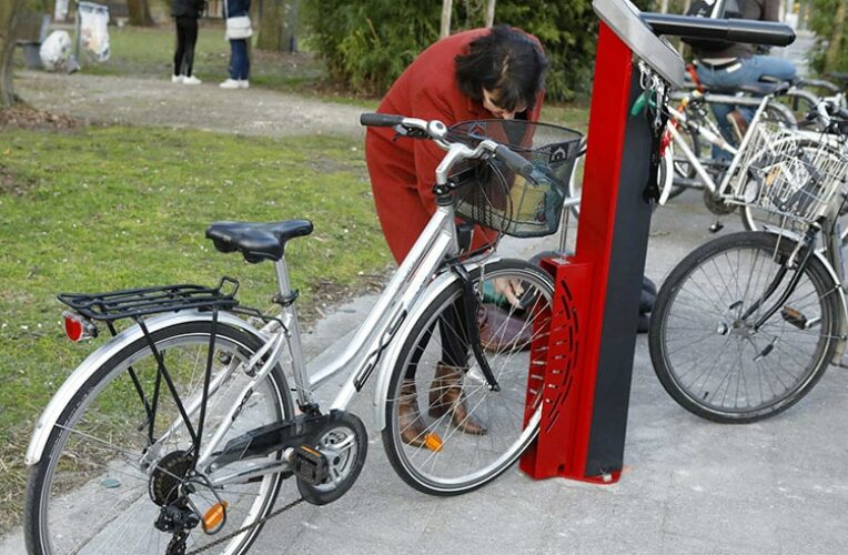 Station de réparation vélos Modèle Deluxe - vélo dans le cale-roue pour faciliter la réparation des vélos - Ville de Talence (33)