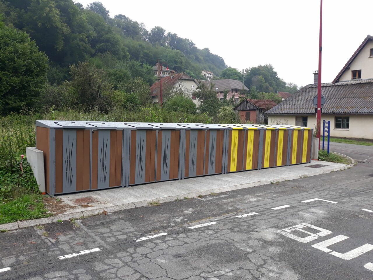 Abriplus- Pays De Montbéliard (25)Dannemarie Sous les Vignes- 170 abris poubelles modèle composit