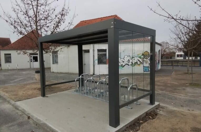 Abriplus - Abris vélos La Maison du Temps Libre (65) Aureilhan via la mairie - Abri Pescara S 4.00mx2.20m peint + Supports Vélos Roméo - 143382